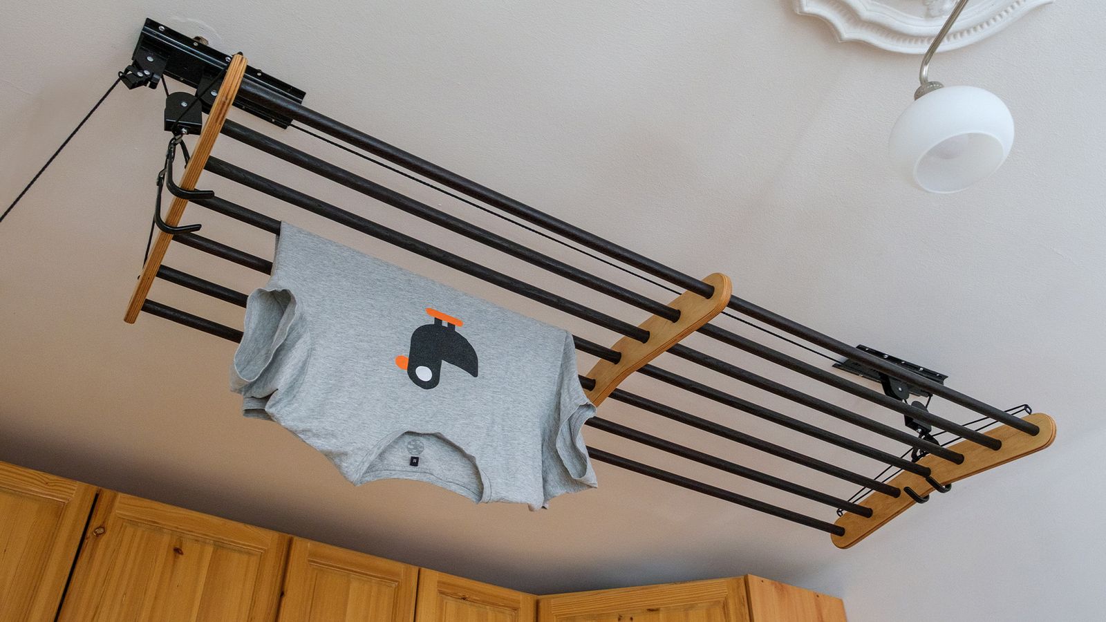 Crafting My Own Fregoli: A Ceiling-Mounted Drying Rack from Wood
